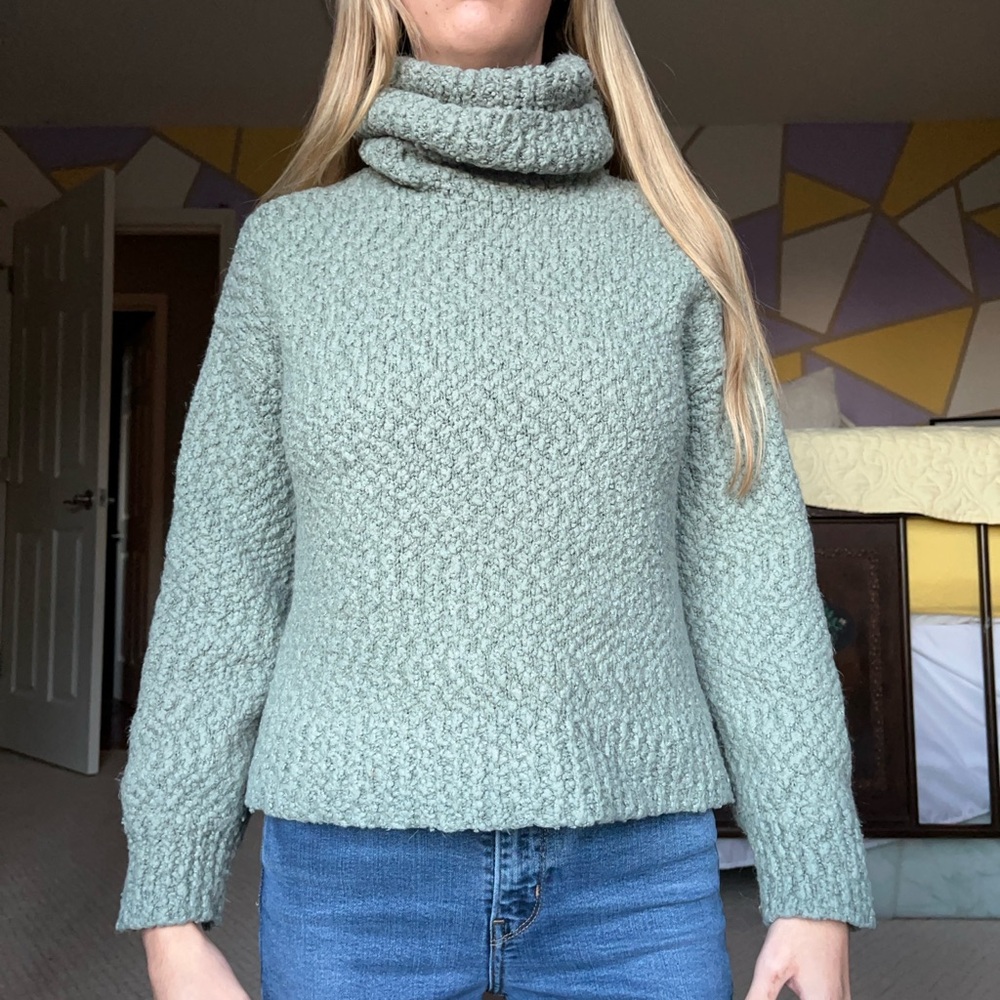 Green turtle neck sweater